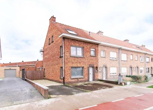 Instapklare halfopen bebouwing met 3 slaapkamers, garage & uitweg te Ingelmunster!