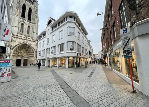 Instapklaar 2-slaapkamer appartement in hartje Kortrijk!