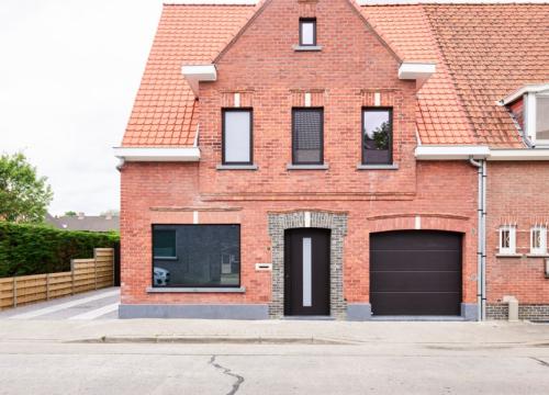 Volledig gerenoveerde & instapklare HOB met 3 slaapkamers, garage en tuin te Roeselare!