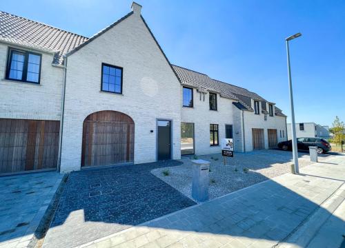 Nieuwbouwwoning met 4 slaapkamers, 2 badkamers en garage te Meulebeke!