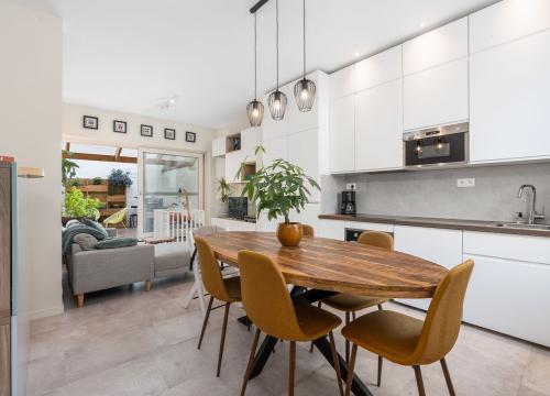 Gerenoveerde woning met 2 slaapkamers en terras op centrale ligging te Gent!