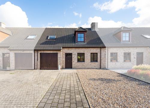 Vernieuwde woning met 3 slaapkamers en garage te Brugge!