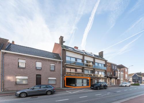 Centraal gelegen handelspand/appartement met garage te Sint-Eloois-Vijve!