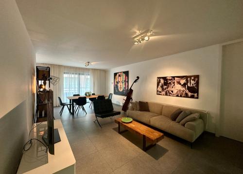 Instapklaar appartement met gezellig terras & parkeerplaats te Kortrijk-centrum!