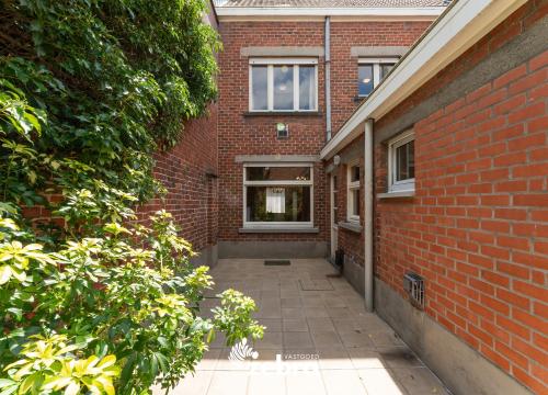 Te renoveren woning met gezellige stadskoer & 5 kamers te centrum Roeselare!