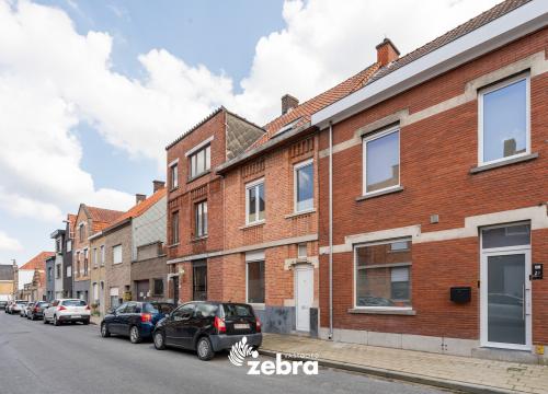 Gesloten bebouwing met zonneterras en tuin, vlakbij centrum Roeselare!