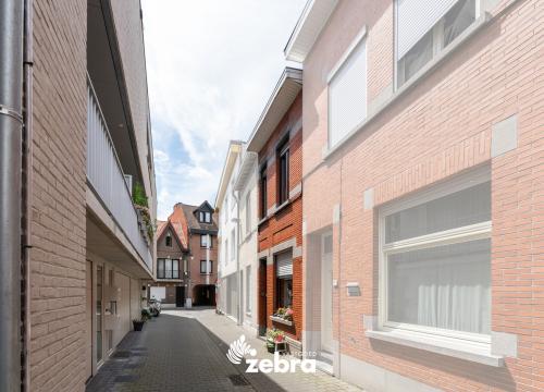 Op te frissen woning met 2 slaapkamers & terras in het hartje van stad Roeselare!